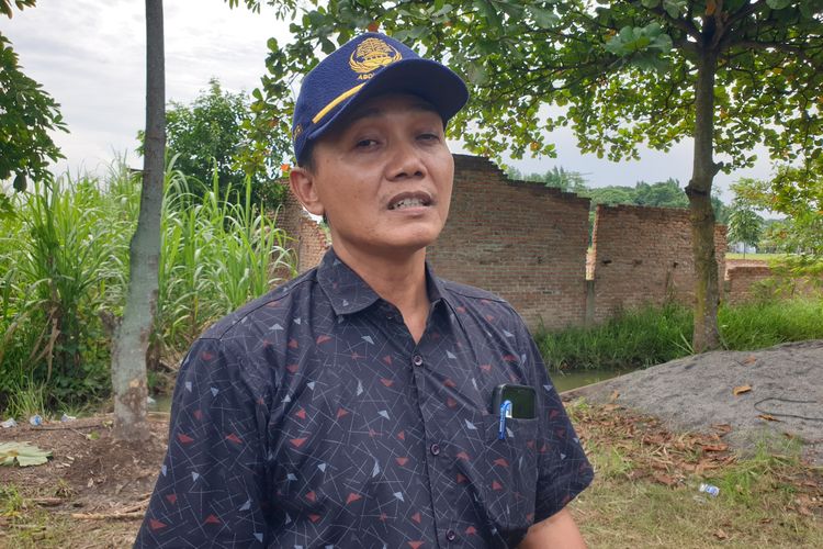 Ismawan, Kepala Dusun VI Desa Bandar Setia saat diwawancarai di tanah garapan Desa Bandar Klippa, Kabupaten Deli Serdang pada Jumat (12/9/2025). 