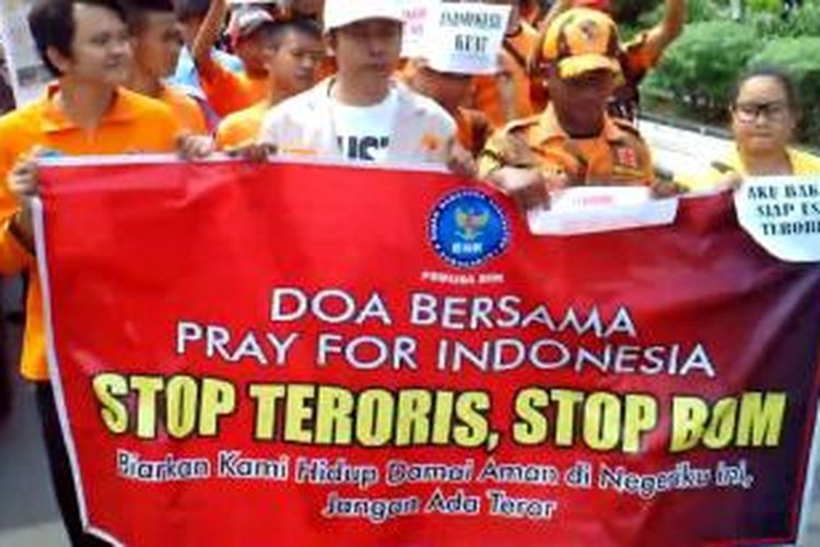 Aksi tolak terorisme di Sukohkarjo oleh pemuda lintas agama, Jumat (15/1/2016).