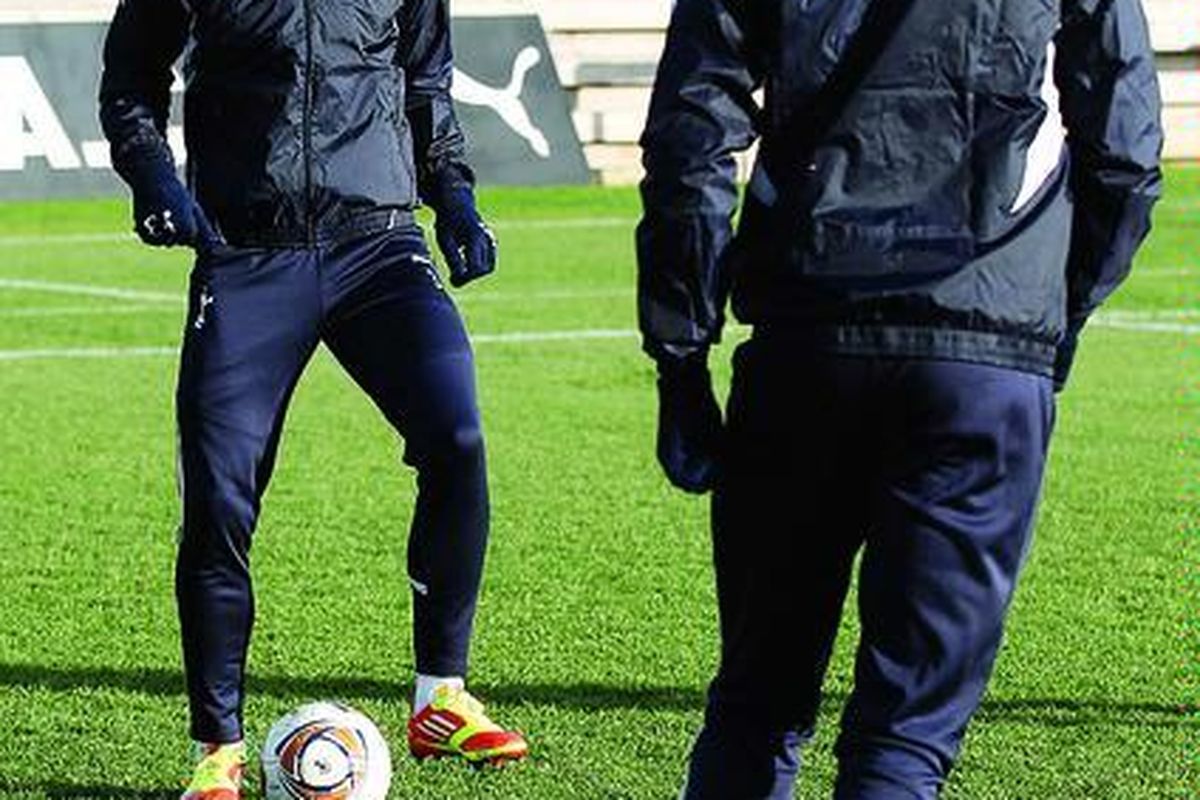 Gareth Bale (kiri), pemain Tottenham Hotspur, terlihat berlatih pada Rabu (14/12), di Chigwell, Inggris. Latihan tersebut dilakukan sebelum Hotspur bertandang melawan Shamrock Rovers Jumat dini hari WIB.