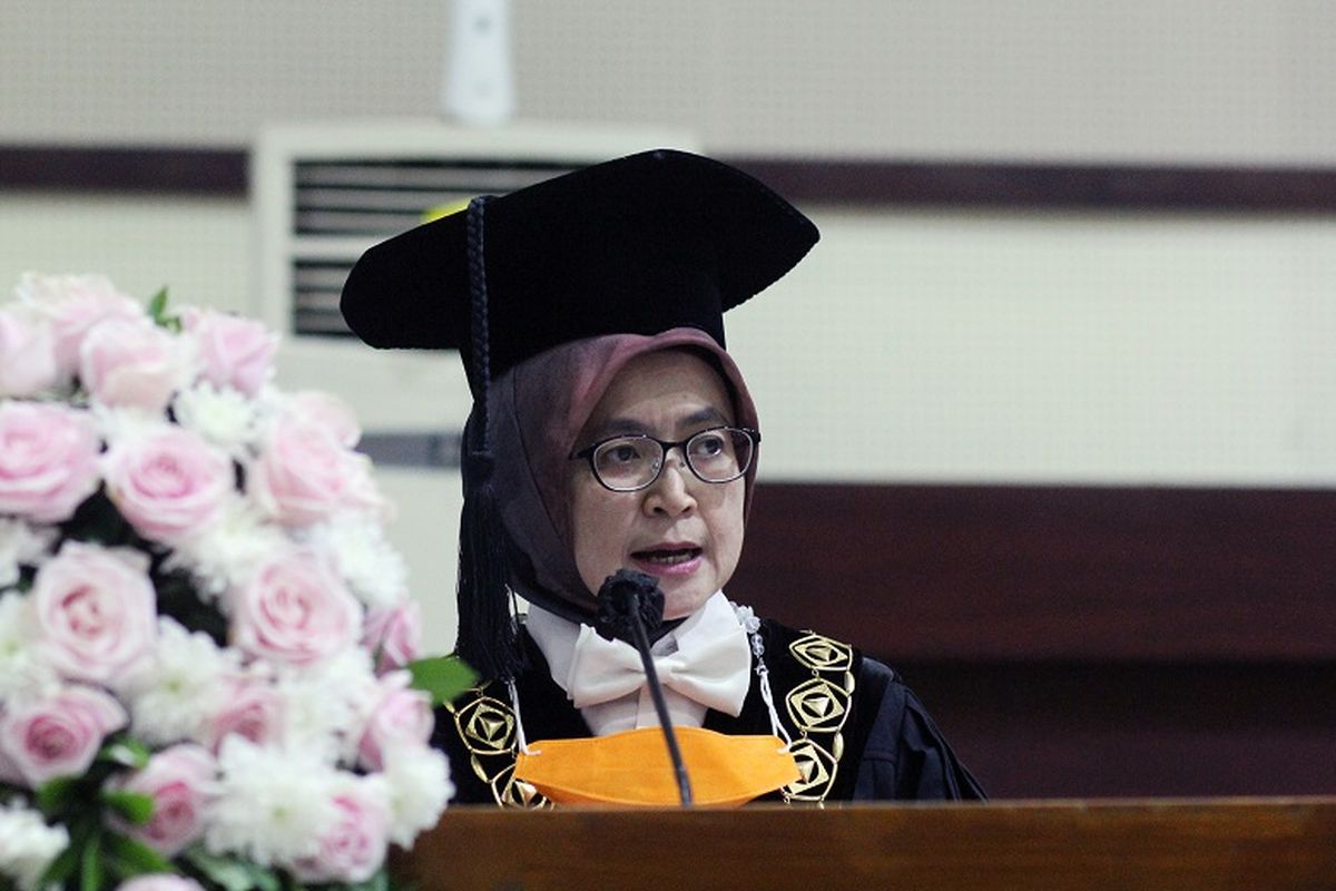 Rektor Itenas Meilinda Nurbanasari dalam acara wisuda untuk Periode Semester Ganjil Tahun Akademik 2022/2023 digelar di Gedung Serba Guna (GSG) Bale Dayang Sumbi Itenas, Sabtu (4/3/2023).