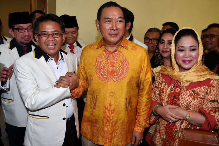 Presiden PKS Sohibul Iman (kedua kiri) didampingi Ketua Majelis Syuro Salim Segaf Al-Jufri (kiri) berjabat tangan dengan Ketua Umum Partai Berkarya Hutomo Mandala Putra alias Tommy Soeharto (kedua kanan) didampingi Ketua Dewan Pertimbangan Partai Berkarya Siti Hediati Hariyadi alias Titiek Soeharto (kanan) saat berkunjung di kantor DPP PKS, Jakarta Selatan, Selasa (19/11/2019). Kunjungan Partai Berkarya ke DPP PKS tersebut sebagai wujud konsolidasi yang membahas sejumlah isu setrategis dan persiapan menghadapi Pilkada 2020. ANTARA FOTO/Sigid Kurniawan/pd.