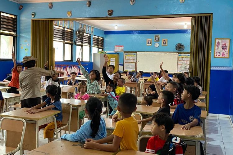 Anak-anak yang terdampak kebakaran di permukiman Gang Lontar, Kelurahan Duri Utara, Kecamatan Tambora, Jakarta Barat pada Sabtu (8/7/2023) lalu mendapatkan trauma healing. Bersama anggota keluarganya, anak-anak ini diungsikan ke posko pengungsian di Kompleks SDN Duri Utara. Foto diambil pada Senin (10/7/2023).  