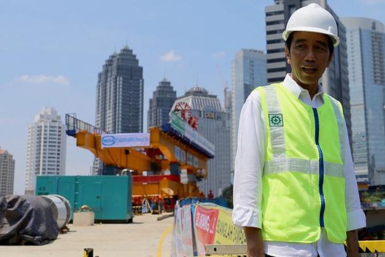 Presiden Joko Widodo meninjau perkembangan proyek pembangunan simpang susun Semanggi, Jakarta, Kamis (23/2/2017). Pembangunan proyek yang diharapkan akan mengurai kemacetan lalu lintas di kawasan Semanggi tersebut ditargetkan selesai pada Agustus 2017.