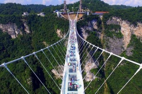 China Resmi Operasikan Jembatan Kaca Terpanjang dan Tertinggi di Dunia