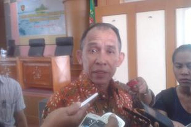 Gubernur Maluku, Said Assagaff saat memebrikan keterangan kepada wartawan di Kantor Gubernur Maluku, Kamis (27/8/2015)