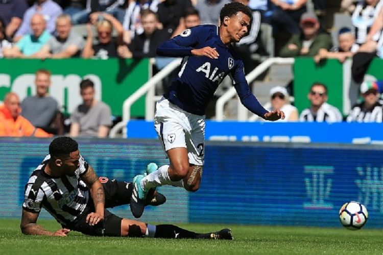 Dele Alli dijegal Jamaal Lescalles pada pertandingan Premier League antara Tottenham Hotspur dan Newcastle United di St. James Park, Minggu (13/8/2017). 