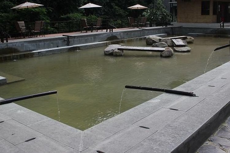 VIP Pool, salah satu kolam rendam kaki bertema Jepang di Maribaya Natural Hot Spring Resort, Bandung.