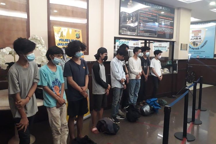 Sembilan orang pemuda diamankan oleh polisi lantaran kedapatan melakukan balap liar di Jalan T B Simatupang, Cilandak, Jakarta Selatan, pada Sabtu (10/7/2021).