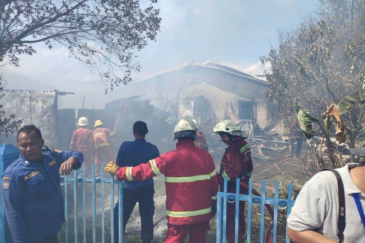 Petugas damkar saat melakukan pemadaman api kebakaran gudang tiner di Jalan Lily, Kelurahan Kedung Sari, Kecamatan Sukajadi, Kota Pekanbaru, Riau, Senin (21/11/2022).