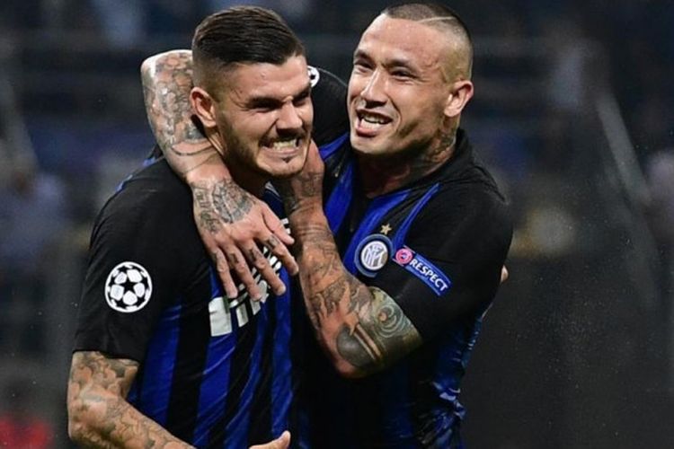 Radja Nainggolan merayakan gol Mauro Icardi saat Inter Milan vs Tottenham Hotspur pada pertandingan Liga Champions di Stadion Giuseppe Meazza, 18 September 2018. 