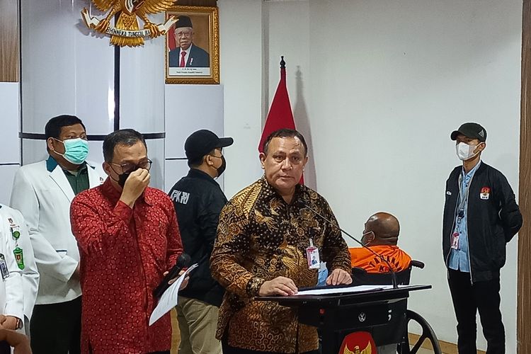 Ketua KPK Firli Bahuri saat konferensi pers terkait kasus Gubernur Papua Lukas Enembe di RSPAD Gatot Soebroto, Rabu (11/1/2023). Terlihat Lukas memakai kursi roba dan mengenakan rompi oranye.
