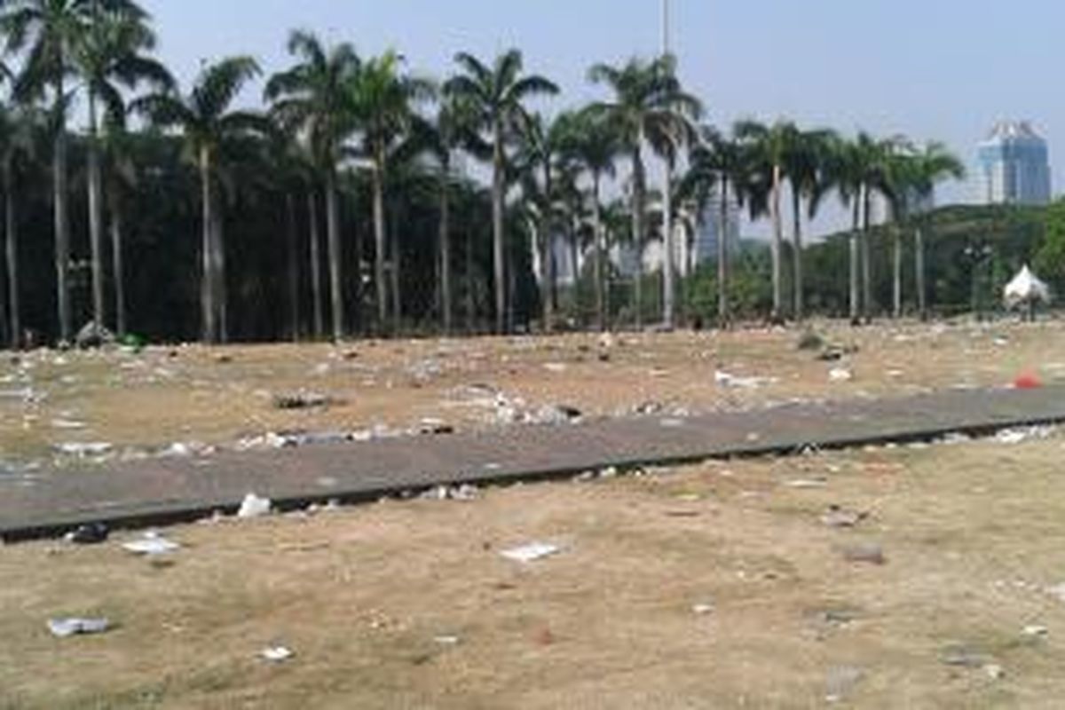Kawasan Monas dipenuhi sampah usai penyelenggaraan Syukuran Rakyat Salam 3 Jari, Selasa (20/10/2014).