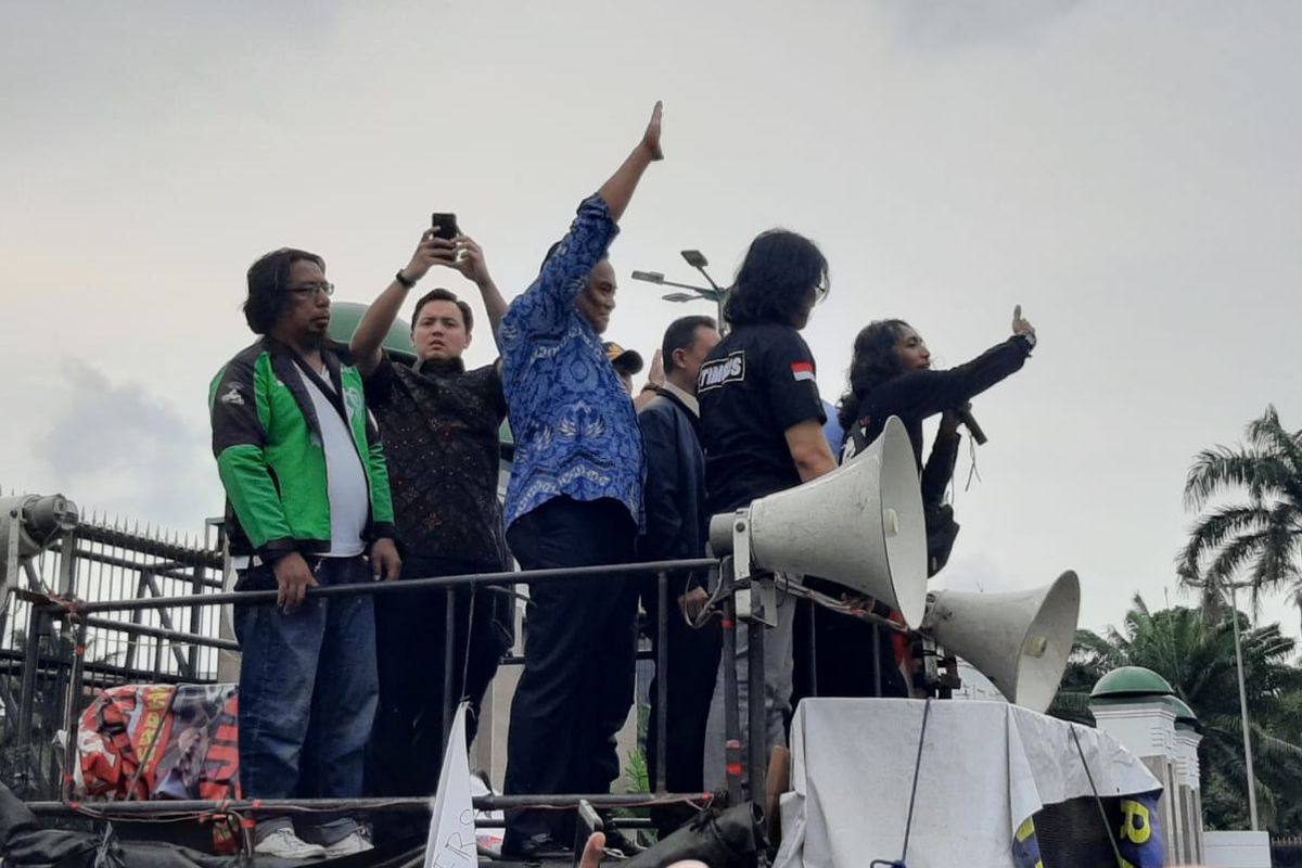 Wakil Ketua DPR Sufmi Dasco Ahmad dan Rachmat Gobel menemui massa pengemudi ojek online (ojol) yang menggelar aksi di depan gedung DPR/MPR, Senayan, Jakarta, Jumat (28/2/2020).