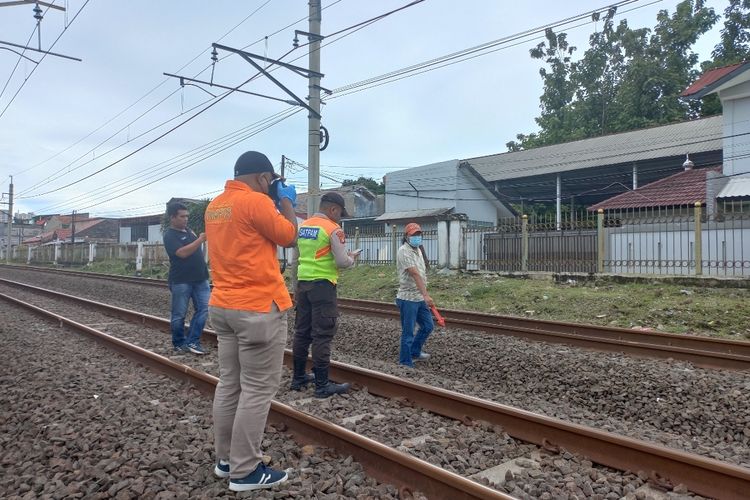 Tim inafis Polres Metro Depok tengah olah tempat kejadian perkara  tewasnya seroang perempuan usai tertabrak kereta di pelintasan Beji, Depok pada Selasa (3/1/2022).