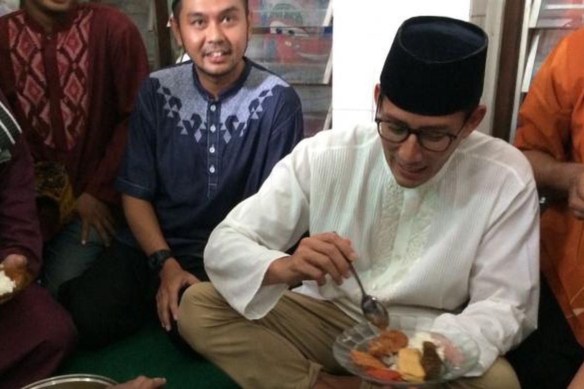 Setelah melaksanakan ibadah salat Jumat, calon wakil gubernur DKI Jakarta nomor 3, Sandiaga Uno, langsung makan bareng warga di Masjid Nurul Hidayah, Kampung Deret, Petogogan, Jakarta Selatan, Jumat (17/2/2017).