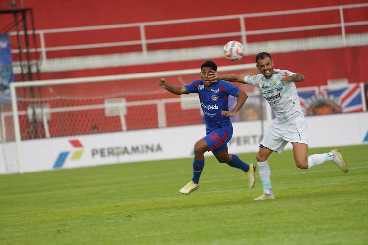 Momen perebutan bola dalam laga pekan ke-20 Liga 1 2024-2025 antara Arema FC vs Persib Bandung di Stadion Gelora Soepriadi, Blitar, Jumat (24/1/2025).