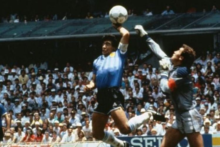 Pemain Argentina, Diego Maradona (tengah), mencetak gol menggunakan tangannya ke gawang Inggris yang dijaga Peter Shilton (kanan), pada babak perempat final Piala Dunia 1986.