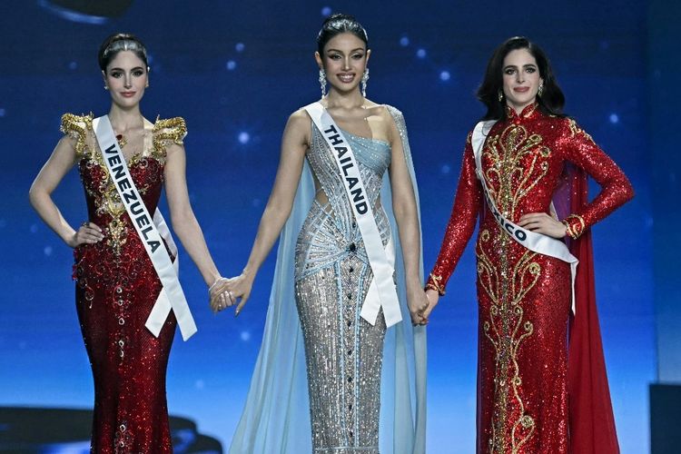 Miss Meksiko, Fatima Bosch (kanan); Miss Thailand, Praveenar Singh (tengah); dan Miss Venezuela, Stephany Adriana Abasali Nasser (kiri) sebelum pengumuman juara Miss Universe 2025 di Bangkok, Thailand, pada Jumat (21/11/2025).