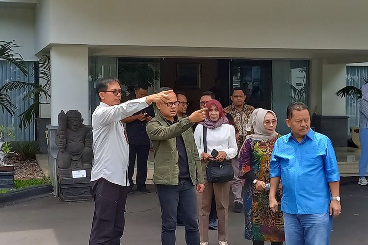 Wamendagri Bima Arya saat menilik Gedung Agung di Kota Yogyakarta, rencananya lokasi ini untuk titik kumpul kepala daetah terpilih, Minggu (9/2/2025)