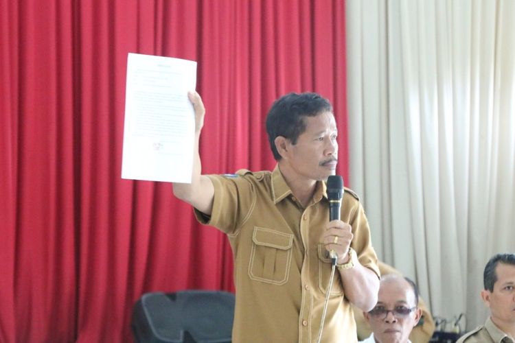 Foto: Mantan Kepala Dinas Pendidikan Kabupaten Simalungun Zocson Midian Silalahi menyampaikan permohonan maaf kepada Ormas Islam saat konferensi pers di aula MUI Kabupaten Simalungun di Jalan Asahan, Selasa (15/11/2022).