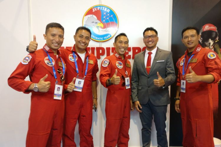 Beberapa anggota Jupiter Aerobatic Team TNI AU ditemui di Singapore Airshow 2018, Selasa (6/2/2018).