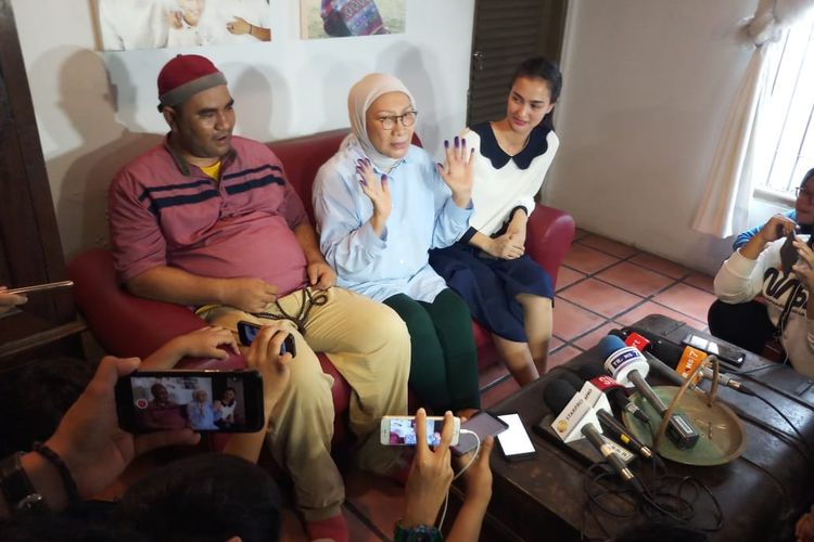 Aktris Atiqah Hasiholan bersama ibunya, Ratna Sarumpaet saat ditemui di kediamannya di kawasan Kampung Melayu Kecil, Jakarta Selatan, Kamis (26/12/2019).
