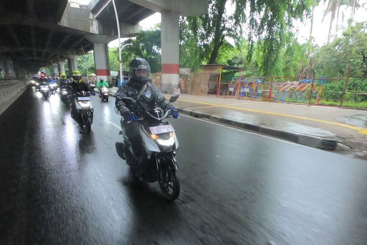 Naik motor saat musim hujan 