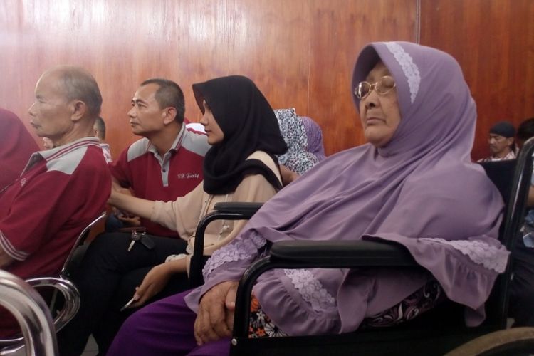 Siti Rokayah alias Amih saat mengikuti jalannya persidangan dari kursi roda di PN Garut, Rabu (14/6/2017)