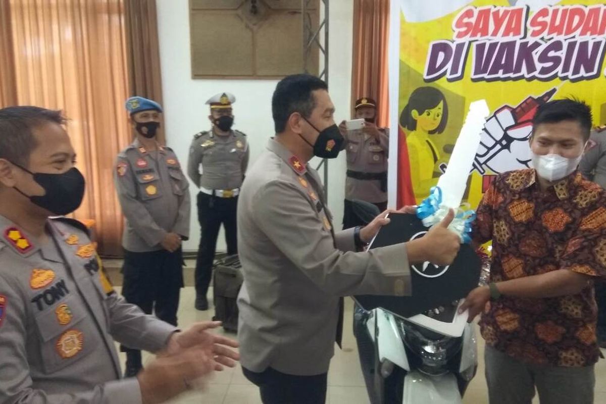 Wakapolda Jawa Barat, Brigjen Bariza Sulfi menyerahkan sepeda motor kepada Miftahul Khoer di Islamic Center Ciamis, Jumat (18/3/2022).