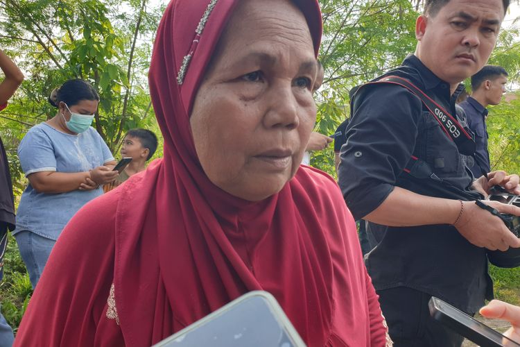 Nurmaila (70) diwawacarai saat menghadiri proses ekshumasi makam anaknya, Adriansyah (37), di Jalan Medan-Batang Kuis, Kecamatan Percut Sei Tuan, Kabupaten Deli Serdang, pada Rabu (5/2/2025).