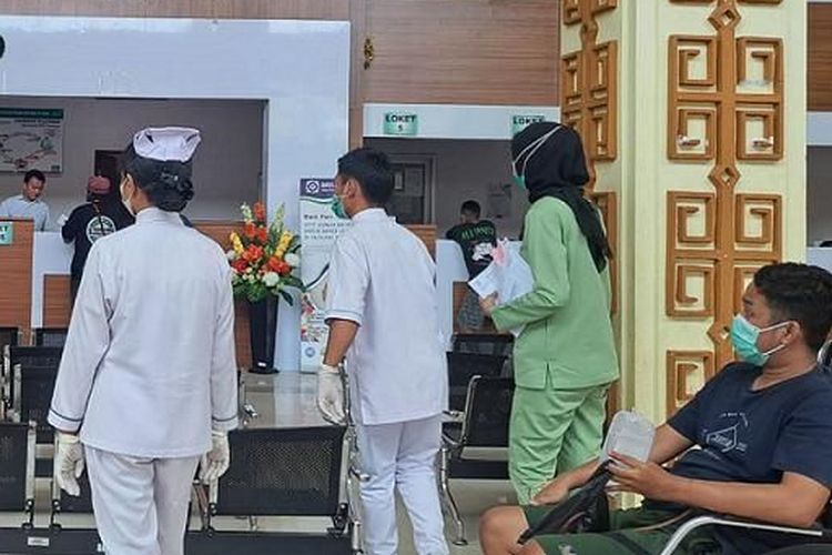 Pasien di RSUD Jayapura mengaku harus menunggu setidaknya dua jam lebih untuk konsultasi dan pemeriksaan dengan dokter yang bertugas.
