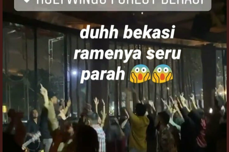 Ramai pengunjung di Holywings Bekasi, Sumarecon Bekasi, Jumat (12/6/2020).