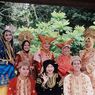 1 Hari di Desa Wisata Kampuang Minang Nagari Sumpu, Coba Pakaian Tradisional