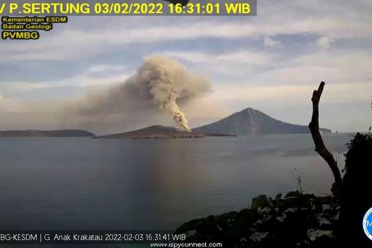 Foto pantauan CCTV aktivitas Gunung Anak Krakatau pada 3 Februari 2022.