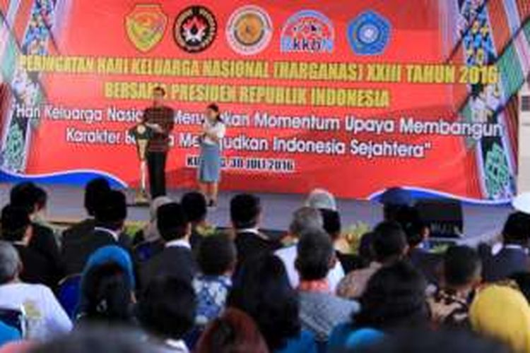 Presiden Jokowi saat memberikan pertanyaan kepada siswi SMA Negeri 3 Kupang Melania Boga 