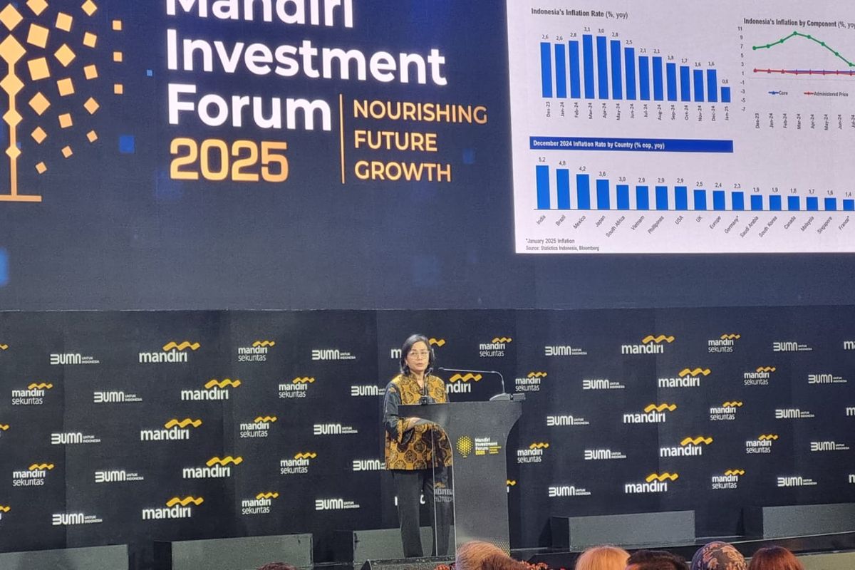 Menteri Keuangan Sri Mulyani Indrawati dalam gelaran Mandiri Investasi Forum 2025 di Hotel Fairmont, Jakarta, Selasa (11/2/2025).