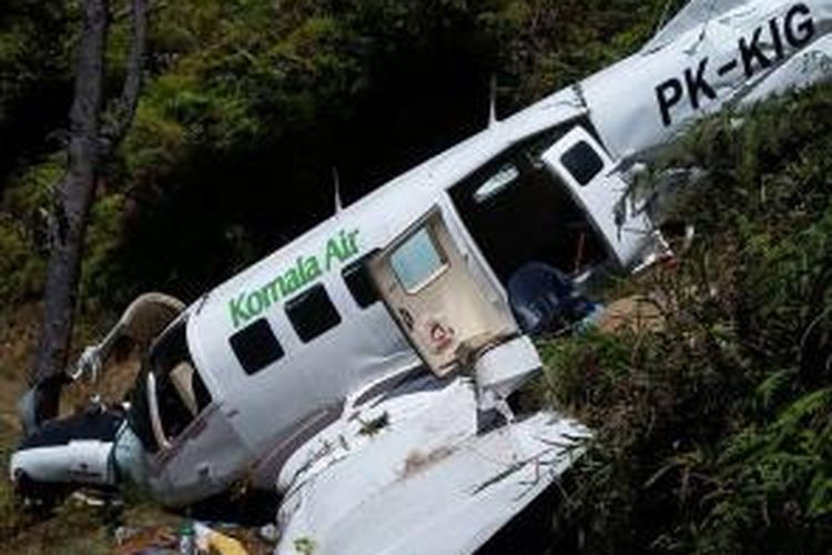 Kondisi pesawat PAC 750 XL PK KIG Komala Air, milik PT Komala Indonesia yang mengalami kecelakaan di ujung landasan Ninia, Yahukimo, Rabu (12/8/2015).