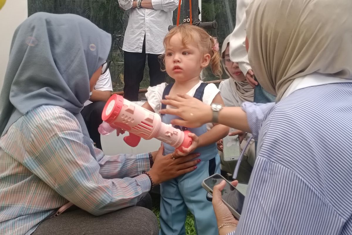 Kamari Sky Wassink, anak dari Jennifer Coppen dan mendiang Dali Wassink, dalam peluncuran Bebiotic di Jakarta, Kamis (15/5/2025).