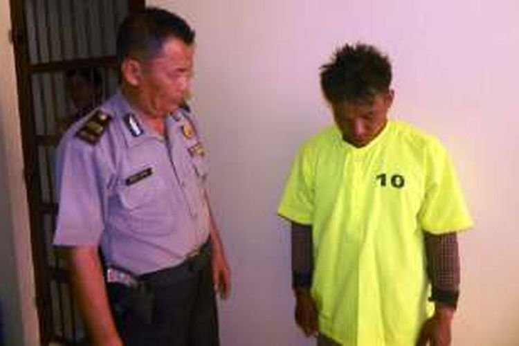 Polisi memperlihatkan tersangka pencabulan yang menyodomi 3 anak, YSR (28), warga Desa Seumanah Jaya, Kecamatan Rantau Peureulak, Aceh Timur di Mapolres Aceh Timur, Kamis (18/62016). Kompas.com/ Masriadi   