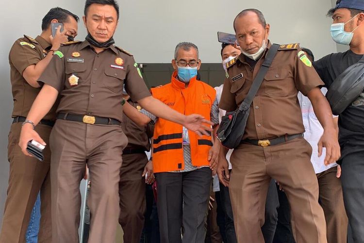 Mantan Bupati Kuansing, Mursini mengenakan rompi oranye saat digiring penyidik Kejati Riau menuju mobil tahanan dan dibawa ke Rutan Pekanbaru, Riau, Kamis (4/8/2021).