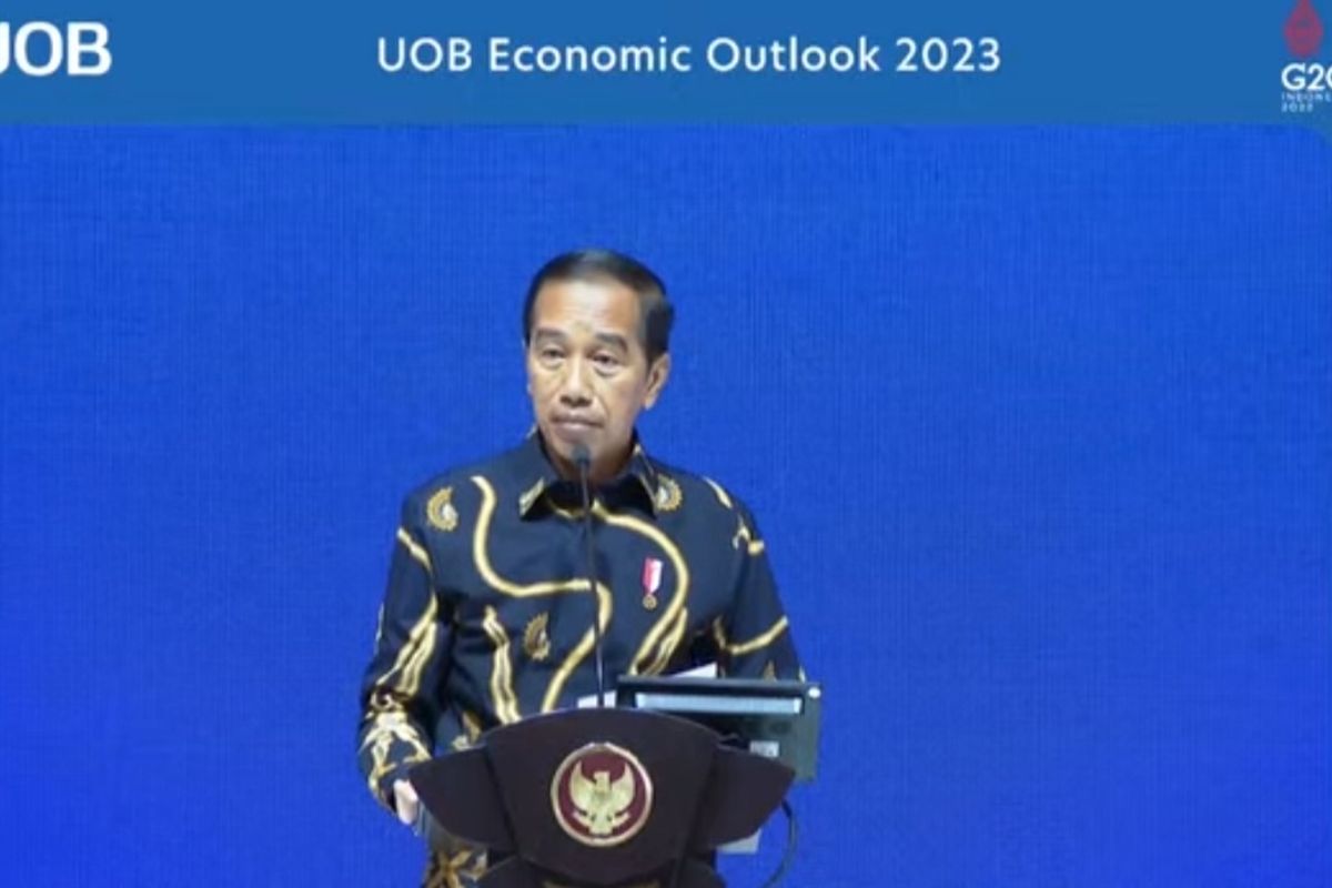 Presiden Joko Widodo saat memberikan sambutan dalam UOB Economy Outlook 2023 di Hotel Indonesia Kempinski, Jakarta, Kamis (29/9/2022).