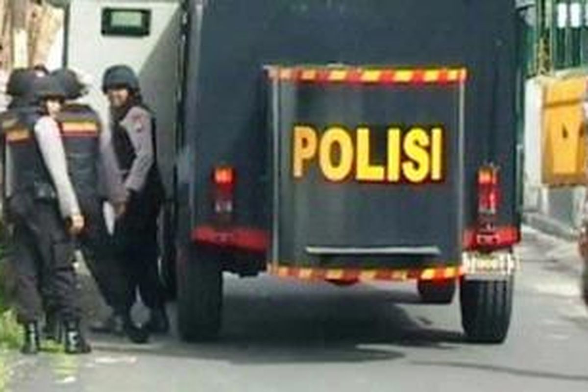 Tim Gegana saat akan mengamankan tas hitam yang diduga berisi bom di Kota Malang, Jawa Timur, Rabu (27/4/2011). 