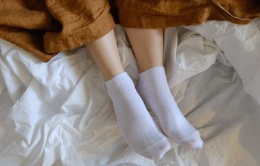 Kenakan kaus kaki ketika tidur untuk mengobati kulit yang terlalu kering.
