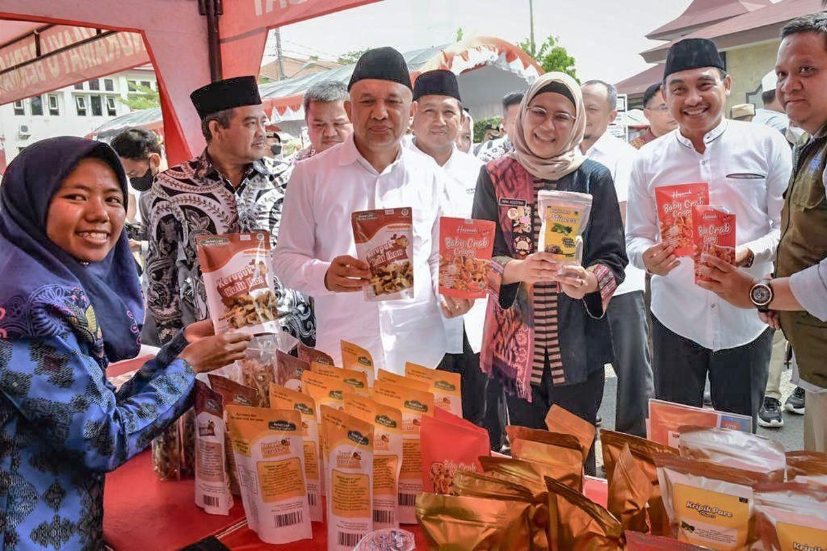 Menteri Koperasi dan UKM Teten Masduki, saat mengunjungi acara Gelar Produk UMKM Kabupaten Indramayu dalam rangka Haul Akbar Habib Umar bin Toha Bin Yahya ke-139 Tahun 2022, di Halaman Masjid Agung Indramayu, Rabu (21/9/2022).