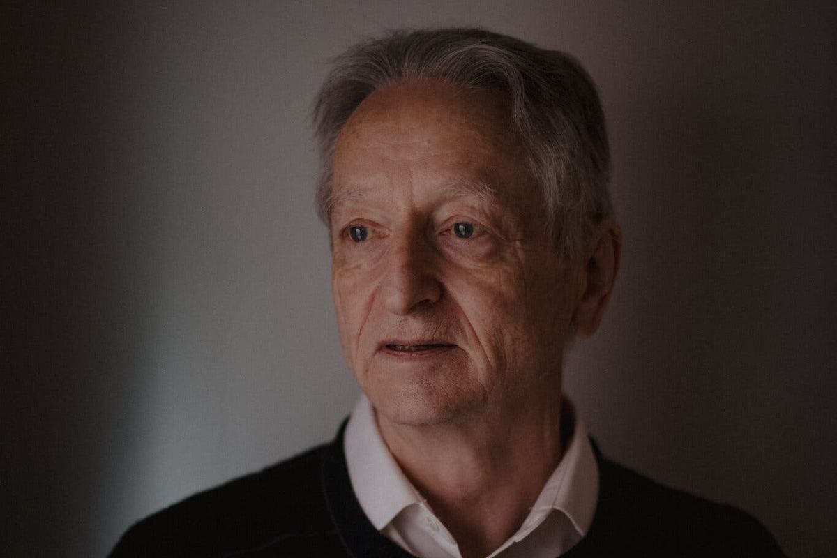 Geoffrey Hinton, ilmuwan penting yang kerap dipanggil guru besar AI. Ia memutuskan untuk mengundurkan diri dari Google dan menghabiskan waktunya untuk berdiskusi terkait risiko dan dampak AI di masa mendatang