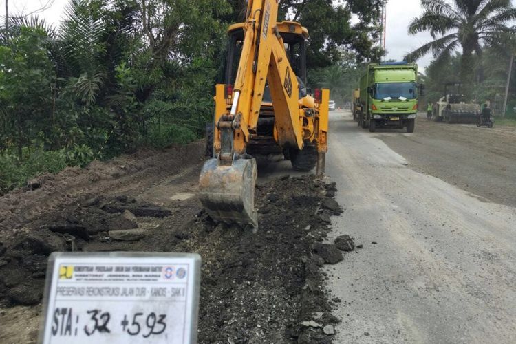 Kegiatan perbaikan dan perawatan jalan yang dilaksanakan Kementerian PUPR.