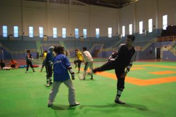 Atlet pelatnas taekwondo nomor kyorugi (tarung), melakukan sparring saat latihan sore di GOR POPKI, Cibubur, Jakarta Timur, Jumat (19/7/2013).