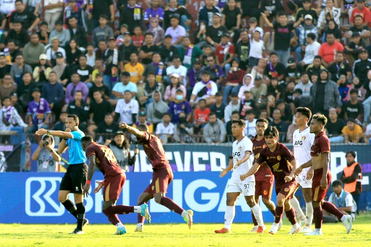 Wasit Yudi Nurcahya memimpin laga pekan ke-23 Liga 1 2023-2024 mengesahkan gol pemain PSM Makassar saat melawan Persik Kediri yang berakhir dengan skor 1-1 di Stadion Brawijaya Kediri, Jawa Timur, Senin (18/12/2023) sore.