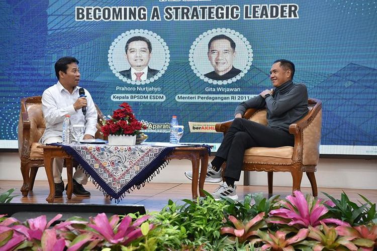 Gita Wirjawan menjadi pembicara dalam webinar bertajuk 'Becoming A Strategic Leader' yang digelar secara hibrida dari Gedung Widjajono Partowidagdo BPSDM ESDM, Jakarta, Senin (10/7/2023). 