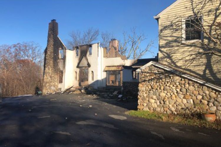 Kebakaran melanda sebuah rumah di Poolesville, Montgomery County, AS pada 23 November. Kebakaran terjadi karena pemilik rumah hendak mengusir ular dari dalam namun tak sengaja hingga membakar seluruh rumahnya.